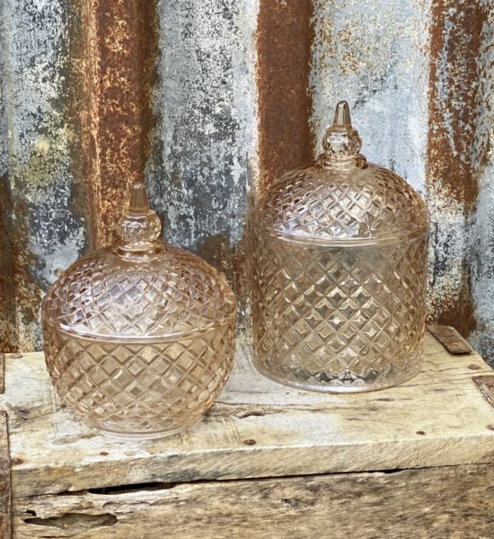 Vacker glasskål i modell ”diamant” med lock i amber glas. Vackert dekorerad runt om med mönster. Finns i två modeller. -Högre -L