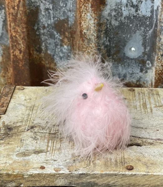 Rosa dunig fluffig kyckling att dekorera med. Med ståltråd vid fötterna så man kan fästa den i tex påskriset eller i en krans.