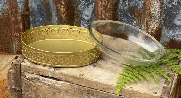 Vackert dekorerad tvålkopp/skål i guld färgad metall med hög kant. I oval modell med en lös skål av glas inuti. Passar naturligt