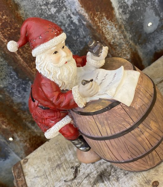 Vacker och detaljrik tomte Bengtsson i klassisk gammeldags modell. Röd och vit i mjuka färger och fina detaljer. Tomten Bengtsso