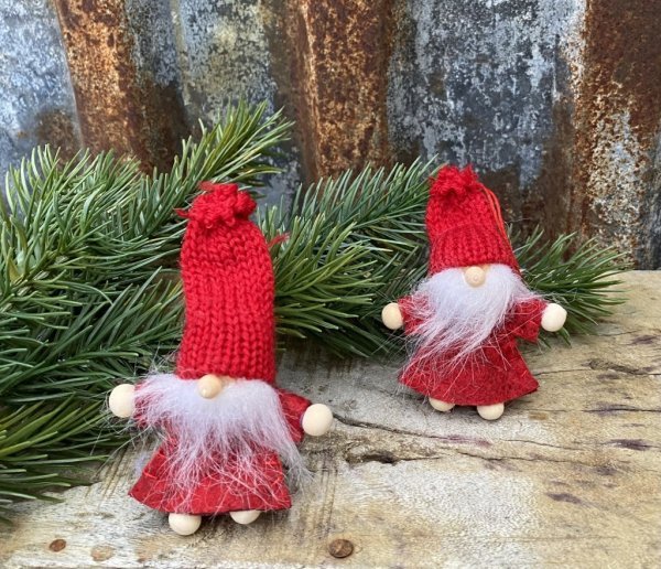 Liten söt tomte med fluffigt vitt skägg och stickad luva. Finns i två modeller -Grå -Röd Med snöre så dom kan hängas och dekorer