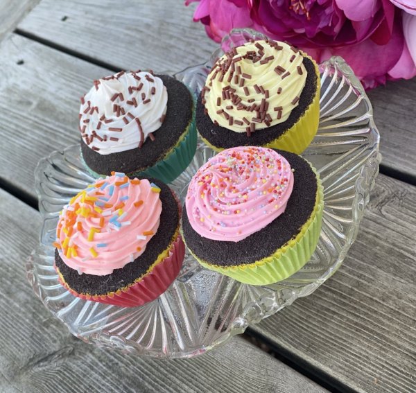 Färgglad konstgjord choklad cupcakes med strössel. Finns i fyra olika modeller av strössel och färg på cupcakes formen -Rosa for