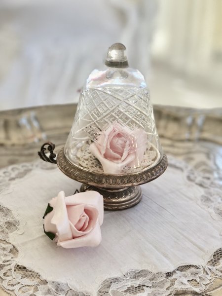 Vacker rosa ros isros i knoppig modell, att dekorera med . Rosen har ståltråd ist för stjälk så man lätt kan fästa den vid tyg