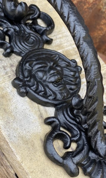 Stort tungt och vackert handtag med snirkliga detaljer och ett lejon i mitten. Större i modellen och i grepp ytan så man får ett