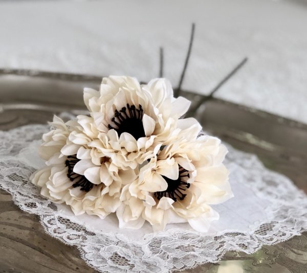 Vacker Anemon bukett om tre stycken blommor i tre olika dova vackra nyanser. -Mörk Blå -Gammelrosa -Creme Vitt Vackra verklighet