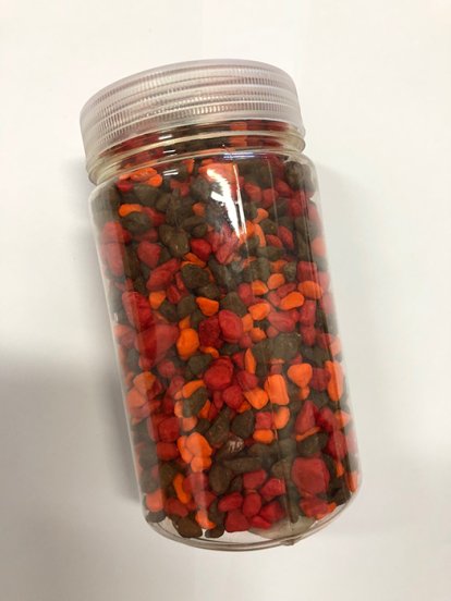Dekorations sten i höst nyanser. Krossade stenar i röda och orangea nyanser. Fint att dekorera ett agremang eller ljusfat med te