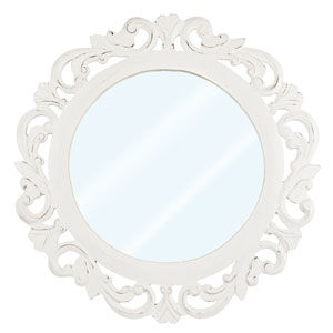 Stor vit spegel i rund modell med dekorativ snidad ram. I trä med fabriksnötta kanter som ger spegeln en gammeldags lantlig mild