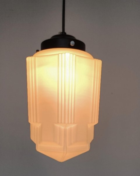 Vacker taklampa med vit dekorerad skärm i glas