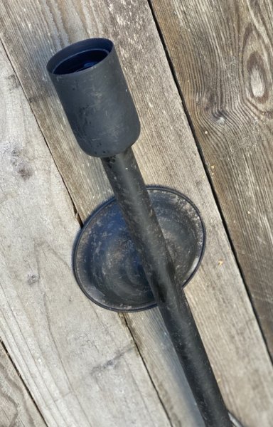 Vägglampa i ruffig industri stil. Svart ruffig med rost inslag. Att ha enbart en glödlampa i eller en passande skärm. Väggfäste