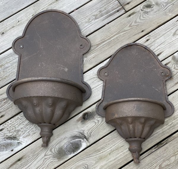 Vacker väggkruka i rost, antik stil efter gammal design. Finns i två storlekar -Större -Mindre Detaljfulla och välarbetade med h