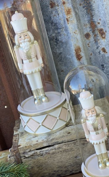 Vacker nötknäppare / julsoldat i rosa och vitt med mjuka guld inslag. Nötknäpparen/julsoldaten står på en rund fot som ser ut so