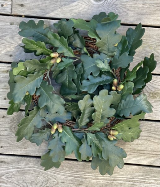 Vacker och välarbetad krans med ekblad och ekollon på natur bas. i rund modell med hög verklighetstrogen känsla. Mäter ca 35cm