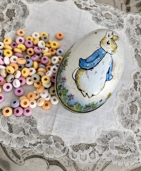 Påskägg i plåt . Men motiv från Beatrix Potter Pelle kanin Peter Rabbit. Modellen är delbart så man kan lägga något inuti om ma
