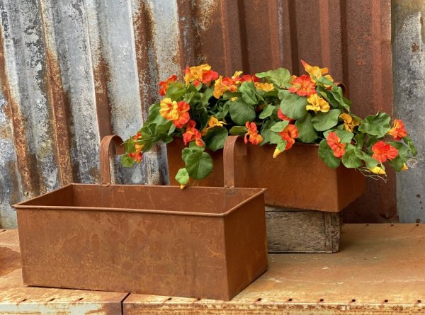 Balkonglåda blomlåda i rost att hänga. Avlång modell med hög kant och platt botten så den både kan stå och hängas på ett räcke e