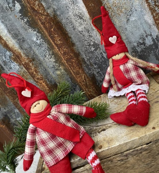Söta jul figurer pojke och flicka i filt och tyg. Att hänga eller sätta på kanten av en hylla tex. Finns i två modeller. - Pojke