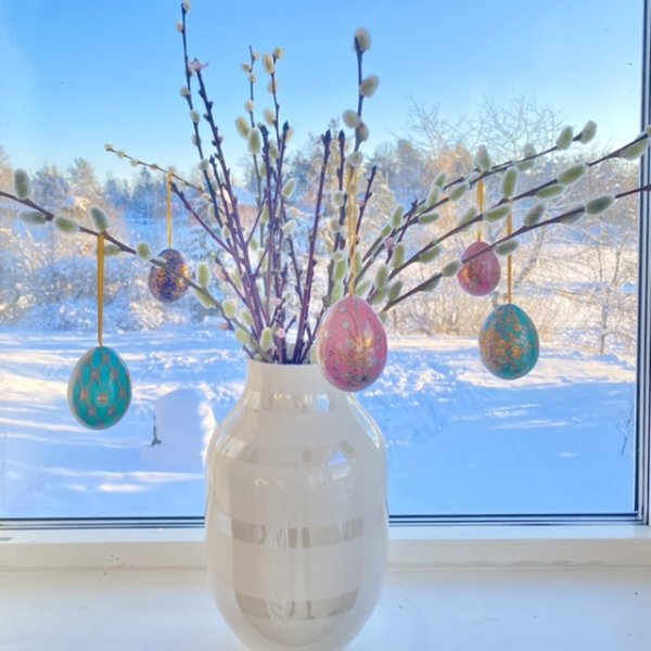 Påskägg i plåt vacker mindre modell med mönster och guld dekor. I modell som både kan öppnas och ha hängandes snöre upptill. Fin
