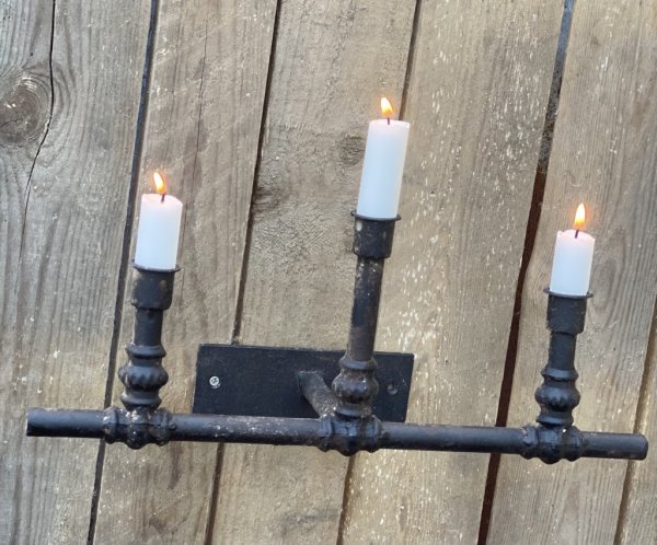 Ruffig väggljusstake rör ljusstake i industri modell. Med ruggplatta att fästa i väggen och tre armar ut för ljus. Går i en svar