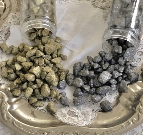 Sten dekorationssten. Mindre modell med glitter inslag. Finns i två nyanser -Guld -Silver Passande till dekoration, pynt och pys