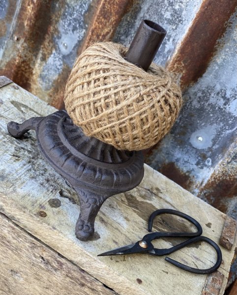 Vacker och elegant hållare i gjutjärn med snöre och sax. Dekorativ och praktisk inomhus som utomhus. När snöret är slut är det b