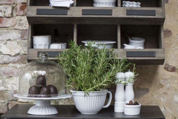 Mynte Tårtfat / kakfat på fot nyans Herbal Green. Tillverkad i stengods av hög kvalité. Se mer info i produkt kategorin ovan. H