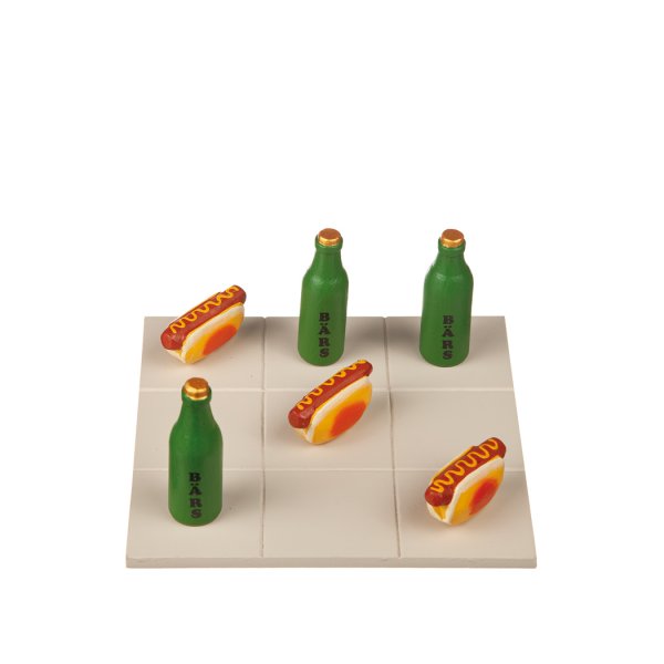 Tre i rad spel med öl flaskor och korv med bröd