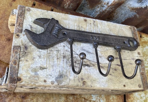 Hängare modell skiftnyckel med tre krokar. I gjutjärn och metall. Detaljfull modell som passar lika bra i hemmets alla rum som i