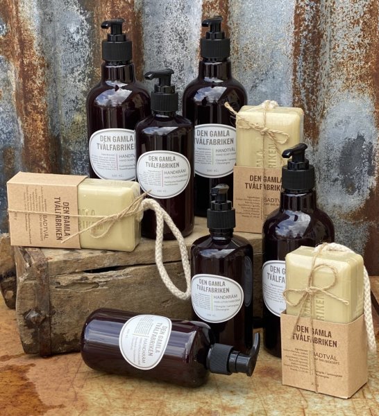 Den gamla tvålfabriken produkter i gammeldags design med stor klassisk bit tvål på snöre. Tvål och handkräm i pump förpackning.