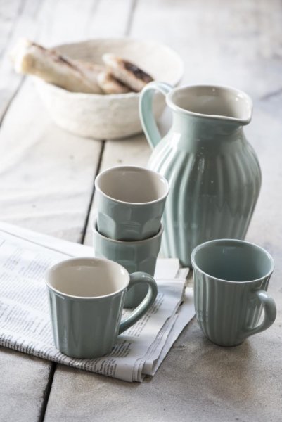 Mynte kopp med öra i mjuk turkos nyans Green Tea. Tillverkad i stengods av hög kvalité. Se mer info i produkt kategorin ovan. H