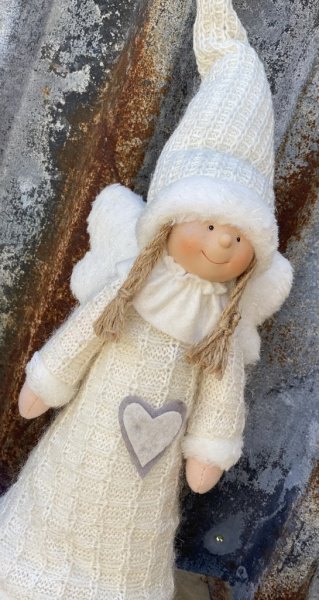 Vit vinter ängel flicka i större modell. Tillverkad i textil med fluffig klänning och vit luva. Detalj full och välarbetad i söt