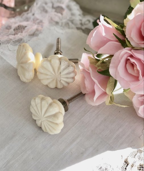 En Cream färgad blomformad knopp i orientalisk stil. Tillverkad i ben och har därav en levande yta med lätta nyans skiftningar.
