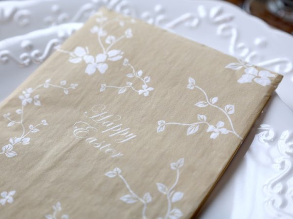 Vackra påsk servetter med text Happy Easter. I avlång modell med vita blommor på gul botten. Från Chic Antique Längd 20cm Bredd