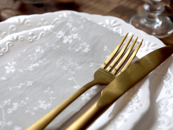 Vackra påsk servetter med text Happy Easter. I avlång modell med vita blommor på grå botten. Från Chic Antique Längd 20cm Bredd