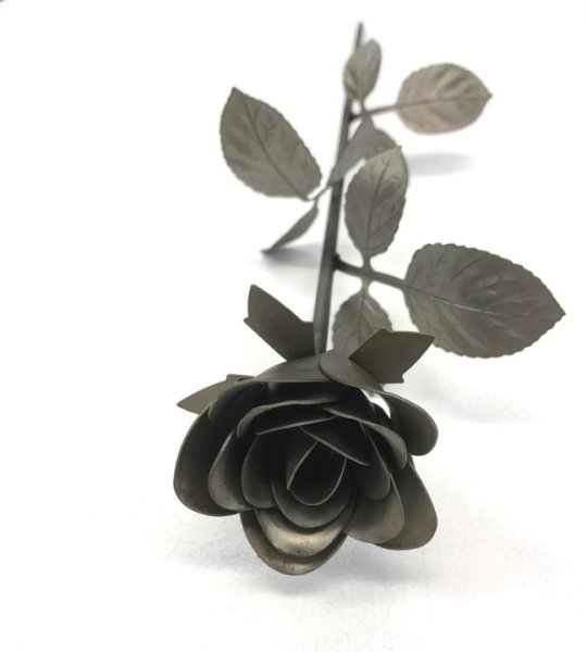 Zink ros snitt ros i järn och metall med lång stjälk många blad och detaljrik blomma. Handgjord svensktillverkad i levande mode