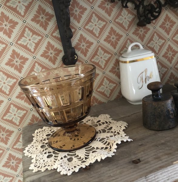 Dessert glas på fot. Går i en brun rökig nyans. Med retro inspirerat mönster runt om. I rymlig snygg modell som passar lika bra