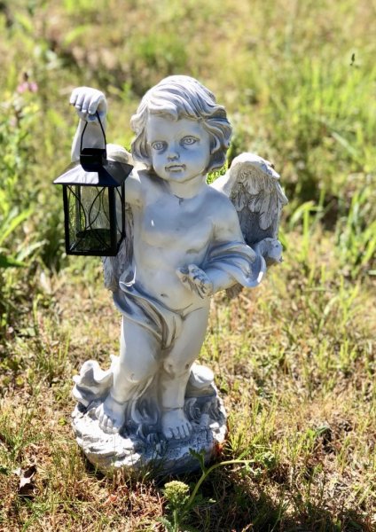 Stor och hög Eden ängel med lykta. Detaljrik och välarbetad med fina detaljer runt om. Lyktan är anpassad och har hållare inuti