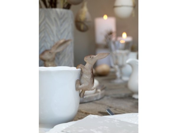 Klättrade hare att dekorera med. Modell som kan hänga på tex en kruka, ett glas en skål eller liknande, så det ser ut som om de