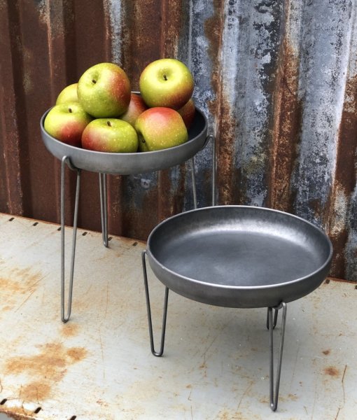 Piedestal bord Susanne i snygg design. Med rund bricka upptill. Praktisk att ha i fönstret eller på skänken alt golvet när man v