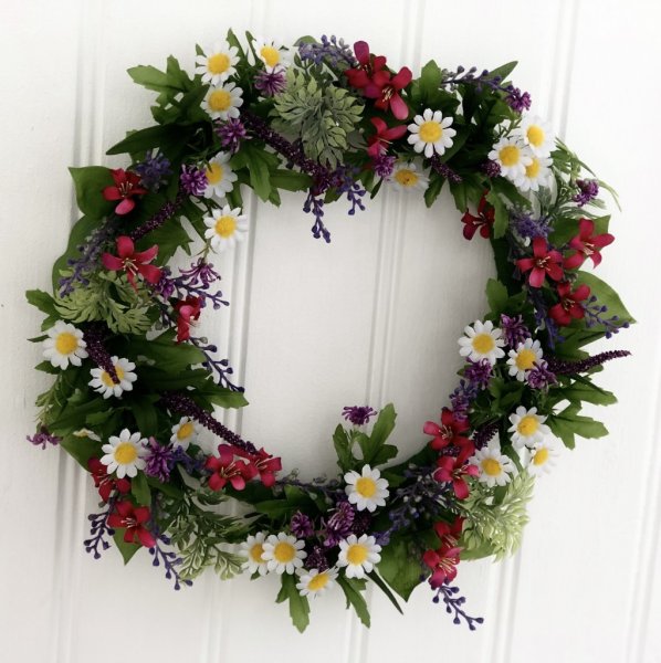 Vacker sommar krans med bla lavendel, prästkragar och gröna blad. I fyllig rund modell, att hänga på ytterdörren på vitrinskåpet