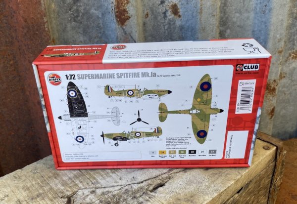 AIRFIX plåtlåda med flygplan Supermarine Spitfire Mk.la. Öppningsbar plåtlåda designad att se ut som en byggsats kartong till et