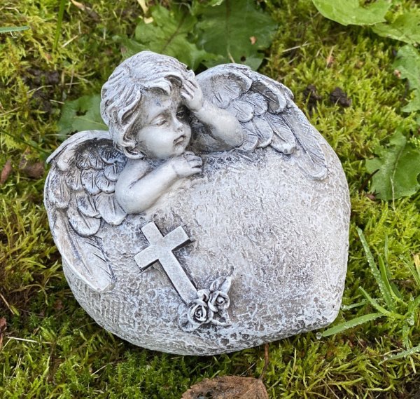 Vackert hjärta med ängel och kors. En grav /minnes dekoration eller enbart vacker att dekorera med. Detalj full och välarbetad