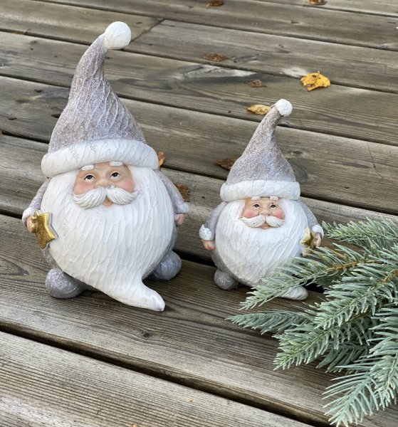 Tomte i rund söt modell. Vacker och detalj full modell i guld och vitt. Finns i två modeller -Större -Mindre Båda stilfull och e