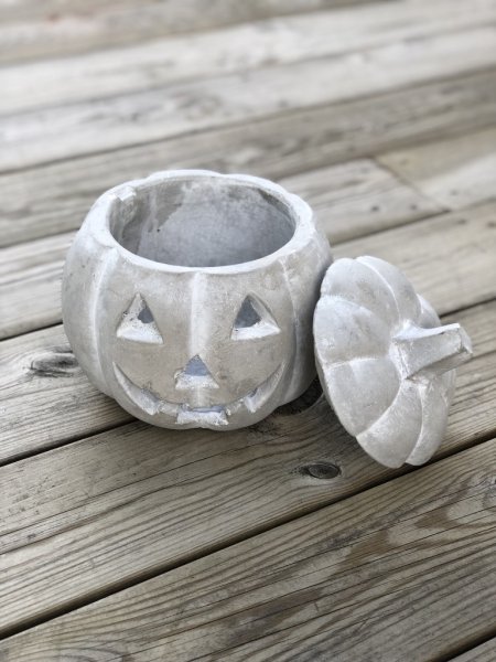 Pumpa huvud ljuslykta i betong. Med utskuret ansikte och lock. Att sätta ljus i eller en ljusslinga. Passar lika bra utomhus som