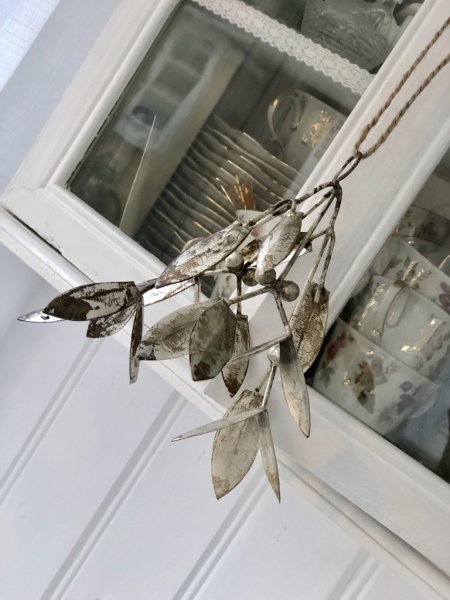 Vacker jul Mistel att hänga. Tillverkad i metall och går i en mjuk antik nyans av champagne mixat antik silver och guld . Snöre