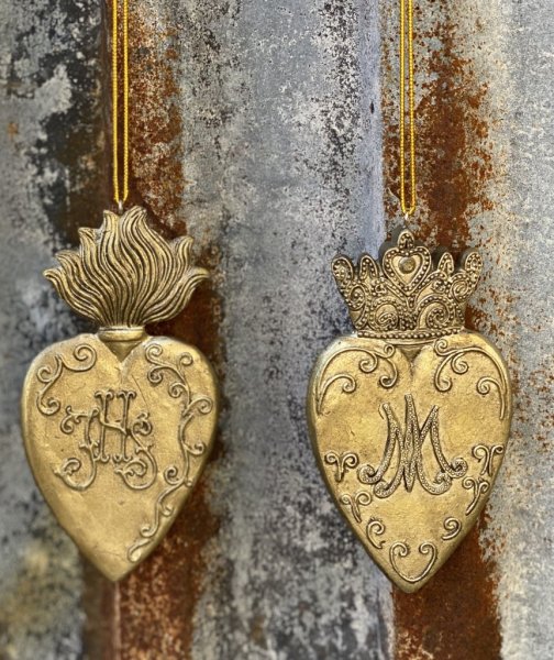Vacker hjärta med krona och monogram i guld. Finns i två modeller -JHS -MM Med snöre upptill och motiv på båda sidorna. Mäter 1