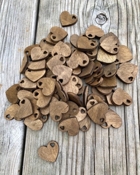 Brun färgade natur hjärta att dekorera med. Finns i två olika storlekar -Större Hjärtan -Mindre Hjärtan Varje hjärta är dekorera