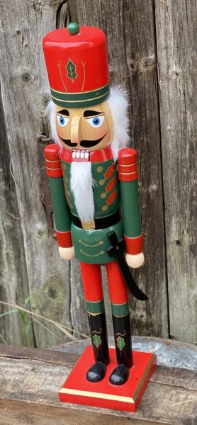 Nötknäppare / soldat i trä. Färgglad och fin modell med roliga detaljer. Finns i fyra olika modeller -Med krona och spira i hand