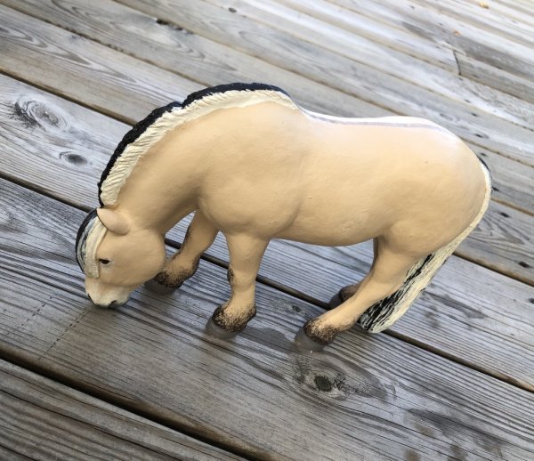 Hästen Fjodor att dekorera med. Designad av Erkers Marie Persson Leksand. Unik i sin stil och modell. Ett Svenskt hantverk ut ö