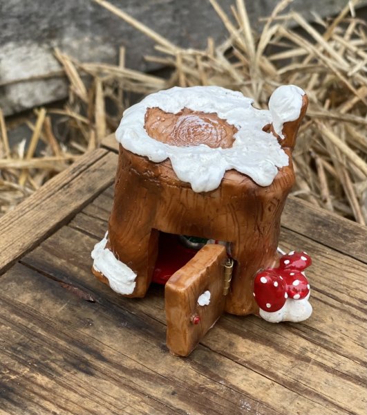 Stubb stuga / skogs stuga i jul skrud. Ett sött litet hus föreställande en stubbe. Med öppningsbar dörr så man kan titta in på j
