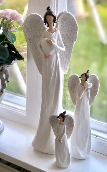 Vacker vit ängel Silje med stora vingar och vitt hjärta . Går i en matt mjuk vit nyans. Finns i tre olika storlekar -Större -Mel