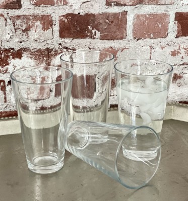 Klassiskt vattenglas 36cl i lite högre modell med vid öppning. Tillverkat i klart glas och i greppvänlig modell. Säljes i fyr-pa